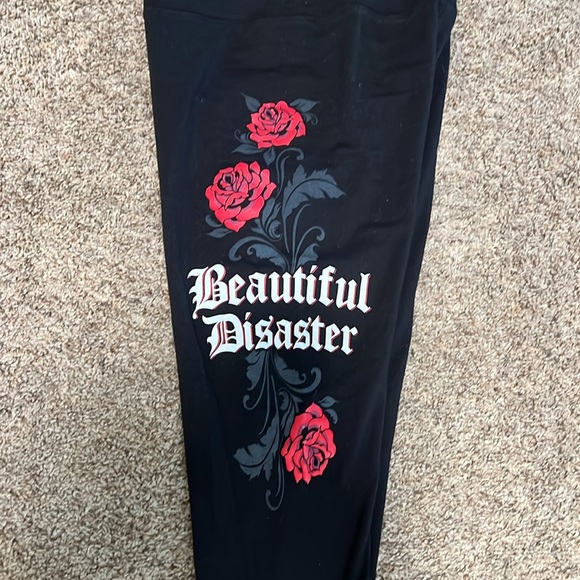 Beautiful Disaster capri leggings - Picture 2 of 4